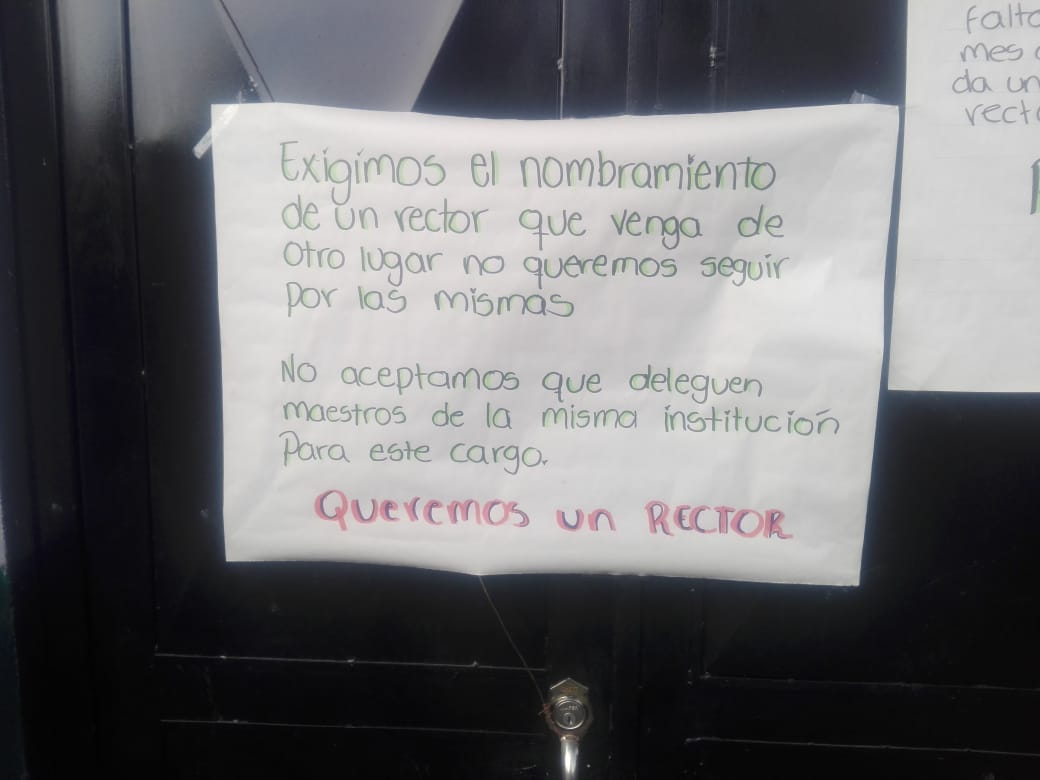 Estudiantes de la I.E. Santa Teresa, zona rural del municipio del Líbano Tolima, pararon actividades este lunes en razón a la falta del rector