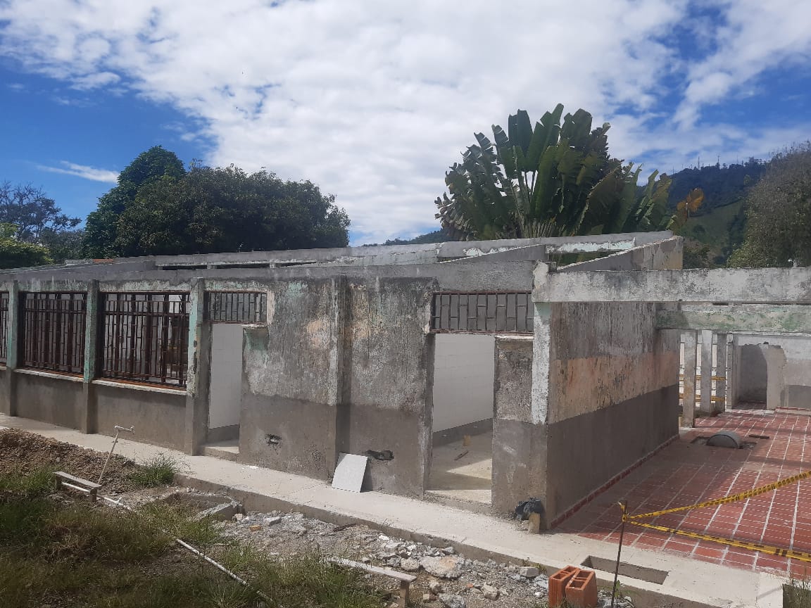 En deplorable e inconcluso estado se encuentran las instalaciones de la Institución Educativa Técnica Empresarial Antonio Reyes Umaña sede principal de la ciudad de Ibagué.