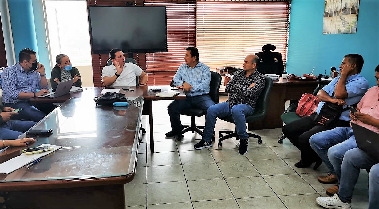 Secretario de educación y cultura del Tolima presenta informe de su gestión a temas educativos a directivos sindicales.